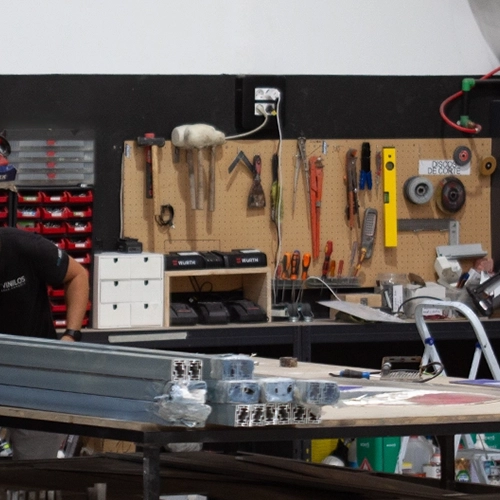 Vinilos Gran Canaria instalación de letreros en Las Palmas.