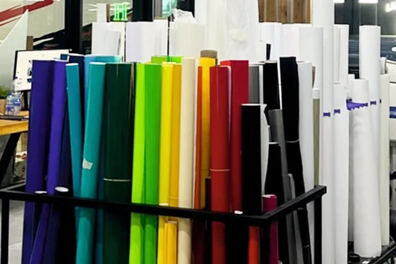 Vinilo de corte o vinilo impreso: cuál elegir para tu negocio en Canarias