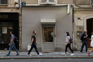 genera una fotografía para acompañar este texto. solo imagen: Por qué la gente pasa por delante de mi negocio y no entra